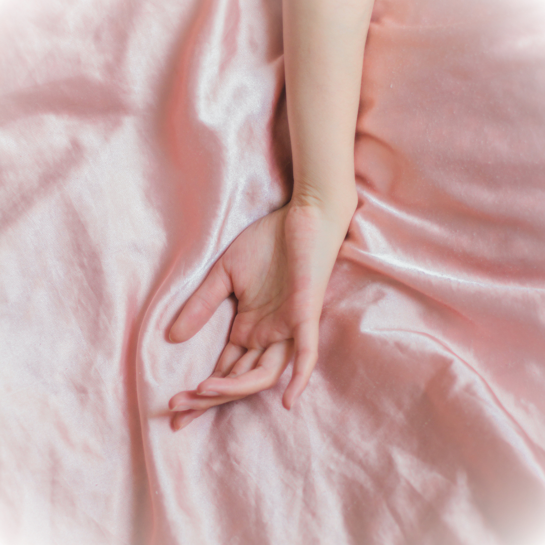 Hand fühlt Eukalyptusbettwäsche von COZY HEAVEN
