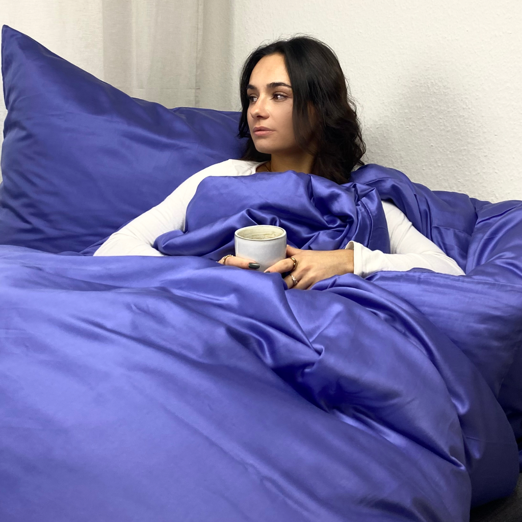 Frau eingekuschelt in Eukalyptus Bettwäsche Dreamy Violet Lila Blau