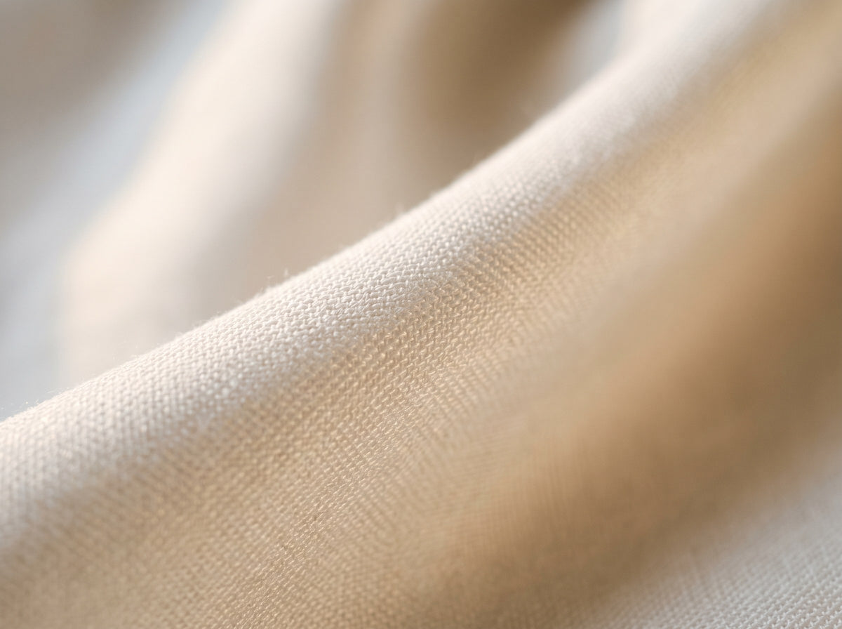 Nahaufnahme der glatten, seidig schimmernden Oberfläche von TENCEL Lyocell
