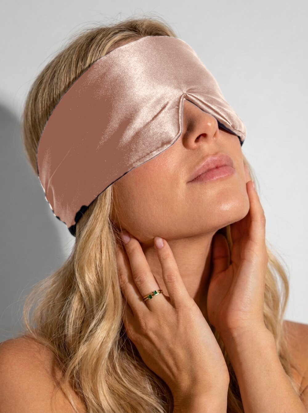 Frau tr�gt die Luxus Lyocell Schlafmaske in Light Rose