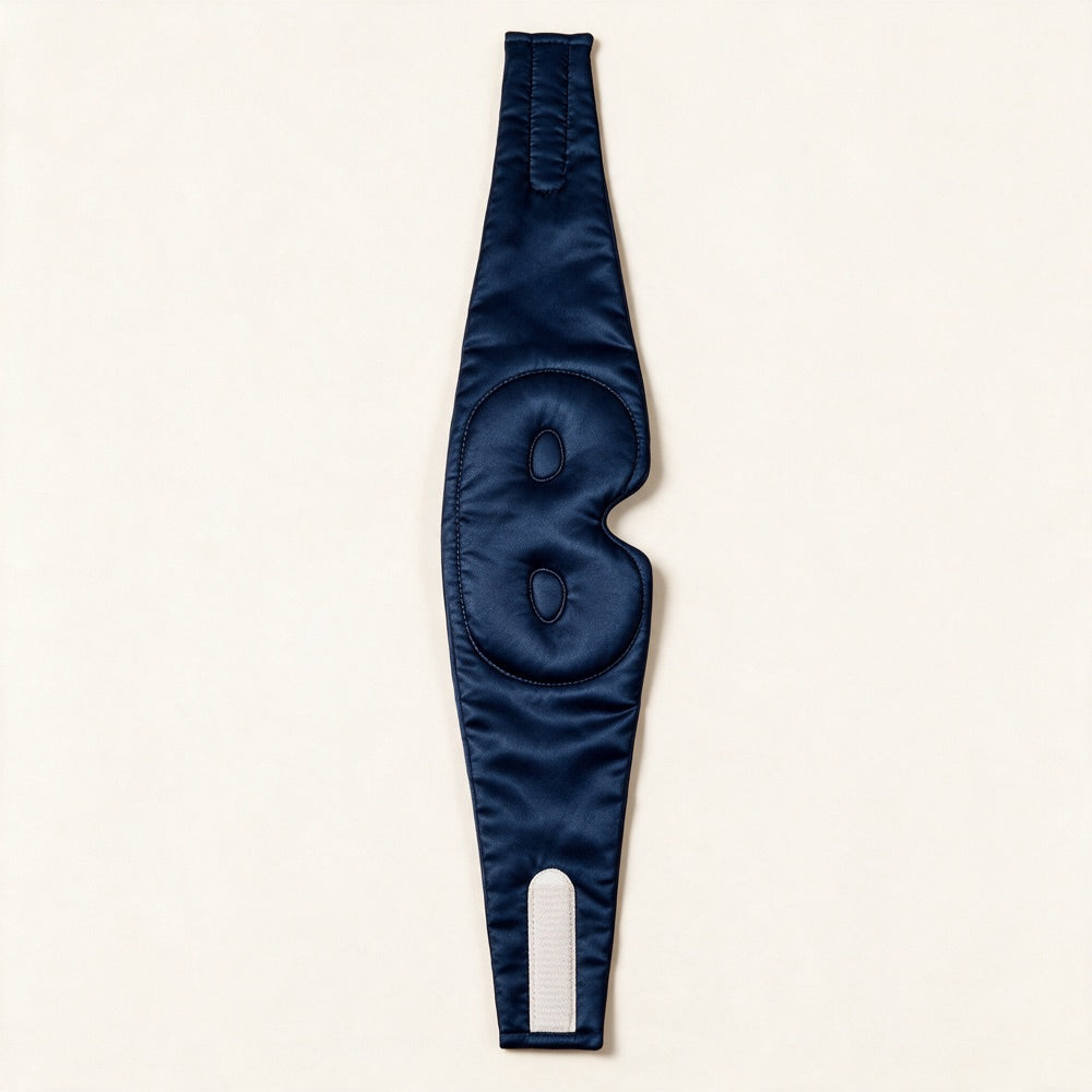 Die Luxus Lyocell Schlafmaske in Deep Blue, ganz ausgelegt: gepolstertes Band, zwei Augenkammern, Aussparung an der Nase und Klettverschluss.
