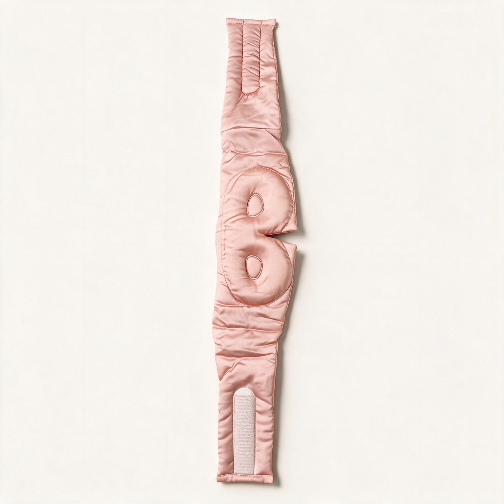Die Luxus Lyocell Schlafmaske in Light Rose, ganz ausgelegt: gepolstertes Band, zwei Augenkammern, Aussparung an der Nase und Klettverschluss.