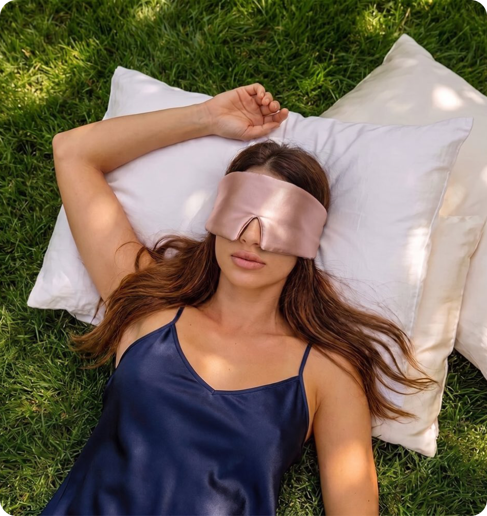 Frau mit Lyocell-Schlafmaske in Light Rose