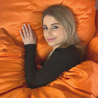 Schlafende Frau zugedeckt in Eukalyptus Bettwäsche Happy Orange